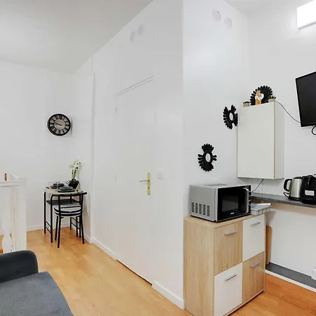 Experience The Perfect Parisian Bobo Lifestyle *